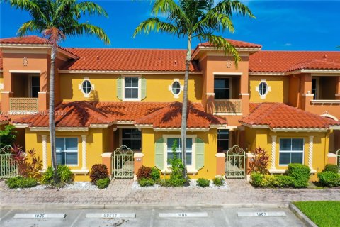 Снять в аренду таунхаус в Пемброк-Пайнс, Флорида 3 спальни, 140.47м2, № 1995091 - фото 1