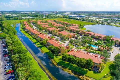 Снять в аренду таунхаус в Пемброк-Пайнс, Флорида 3 спальни, 140.47м2, № 1995091 - фото 4