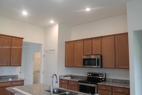 House in Port St. Lucie, Florida 4 bedrooms, 217.86 sq.m. № 2013265 - photo 2