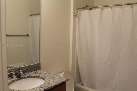 House in Port St. Lucie, Florida 4 bedrooms, 217.86 sq.m. № 2013265 - photo 10