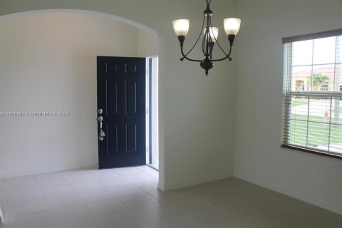 House in Port St. Lucie, Florida 4 bedrooms, 217.86 sq.m. № 2013265 - photo 3