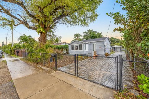 Immobilier commercial à vendre à Miami, Floride: 207.73 m2 № 2005218 - photo 1