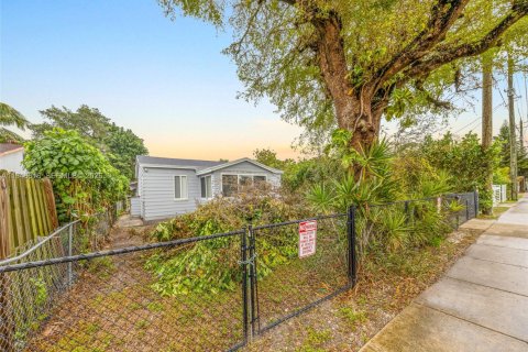 Immobilier commercial à vendre à Miami, Floride: 207.73 m2 № 2005218 - photo 4