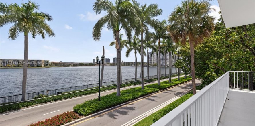 Condominio en Aventura, Florida, 3 dormitorios № 1783721