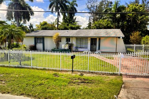 House in Miami, Florida 3 bedrooms, 113.81 sq.m. № 1865102 - photo 1