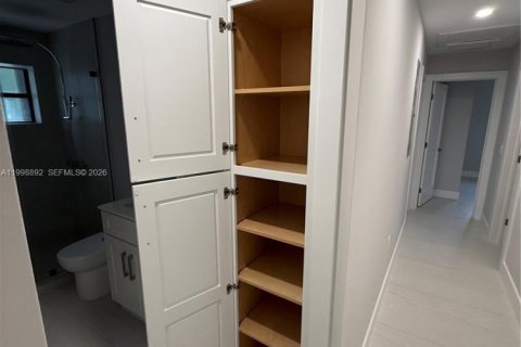 House in Palmetto Bay, Florida 3 bedrooms, 153.75 sq.m. № 2066097 - photo 9