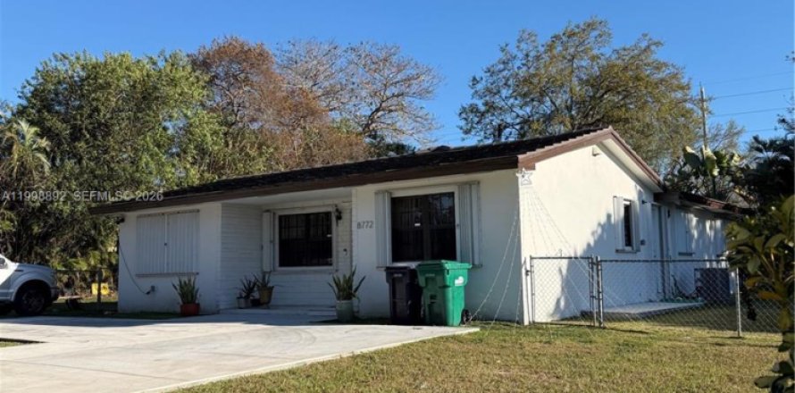 House in Palmetto Bay, Florida 3 bedrooms, 153.75 sq.m. № 2066097