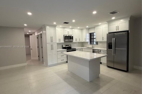 House in Palmetto Bay, Florida 3 bedrooms, 153.75 sq.m. № 2066097 - photo 2