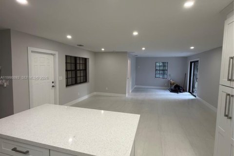 House in Palmetto Bay, Florida 3 bedrooms, 153.75 sq.m. № 2066097 - photo 4