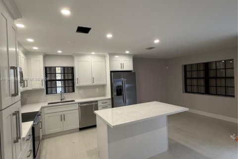 House in Palmetto Bay, Florida 3 bedrooms, 153.75 sq.m. № 2066097 - photo 3