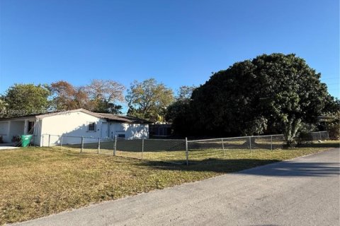 House in Palmetto Bay, Florida 3 bedrooms, 153.75 sq.m. № 2066097 - photo 25