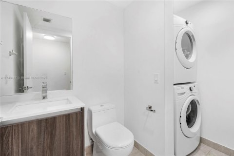 Condo in Miami, Florida, 2 bedrooms  № 1700351 - photo 6