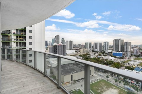 Condo in Miami, Florida, 2 bedrooms  № 1700351 - photo 11