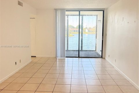 Condominio en alquiler en Oakland Park, Florida, 2 dormitorios, 82.68 m2 № 2007973 - foto 5