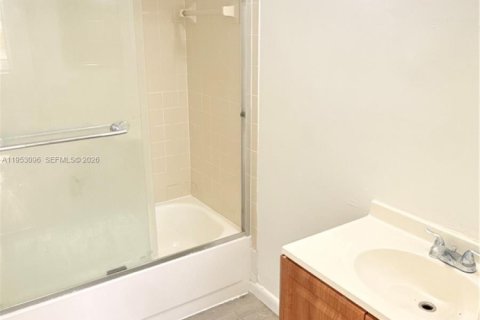 Condominio en alquiler en Oakland Park, Florida, 2 dormitorios, 82.68 m2 № 2007973 - foto 16