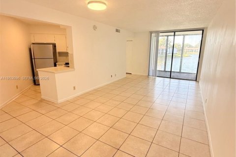 Condominio en alquiler en Oakland Park, Florida, 2 dormitorios, 82.68 m2 № 2007973 - foto 3