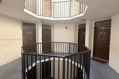 Condominio en alquiler en Oakland Park, Florida, 2 dormitorios, 82.68 m2 № 2007973 - foto 2