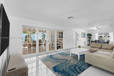 Villa ou maison à louer à Hollywood, Floride: 4 chambres, 224.92 m2 № 2252691 - photo 15