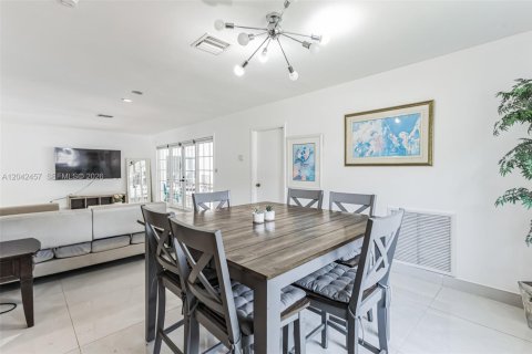 Villa ou maison à louer à Hollywood, Floride: 4 chambres, 224.92 m2 № 2252691 - photo 17