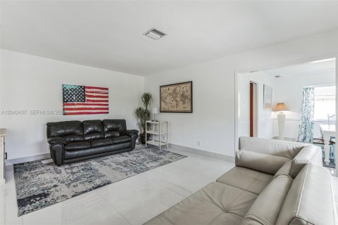 Villa ou maison à louer à Hollywood, Floride: 4 chambres, 224.92 m2 № 2252691 - photo 16