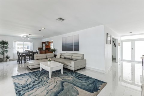 Villa ou maison à louer à Hollywood, Floride: 4 chambres, 224.92 m2 № 2252691 - photo 12