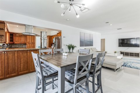 Villa ou maison à louer à Hollywood, Floride: 4 chambres, 224.92 m2 № 2252691 - photo 21