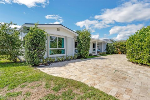 Villa ou maison à louer à Hollywood, Floride: 4 chambres, 224.92 m2 № 2252691 - photo 2