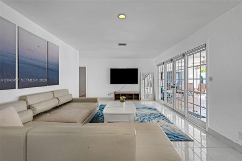 Villa ou maison à louer à Hollywood, Floride: 4 chambres, 224.92 m2 № 2252691 - photo 14