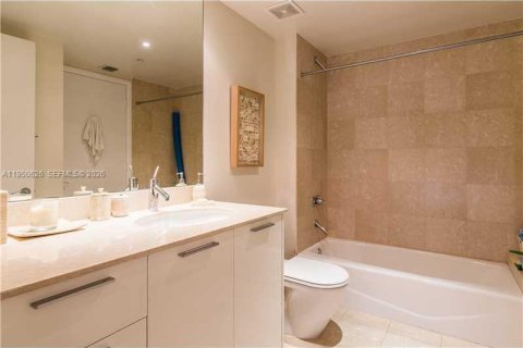 Condominio en alquiler en Miami Beach, Florida, 2 dormitorios, 130.06 m2 № 2006829 - foto 12