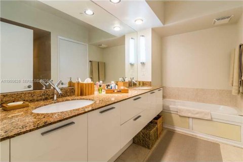 Condominio en alquiler en Miami Beach, Florida, 2 dormitorios, 130.06 m2 № 2006829 - foto 14