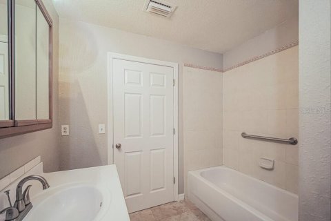 House in Cape Coral, Florida 3 bedrooms, 226.4 sq.m. № 2100296 - photo 14