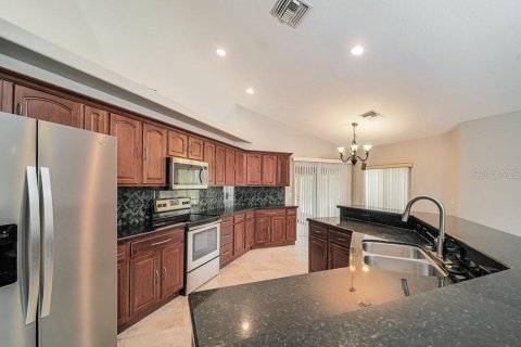 House in Cape Coral, Florida 3 bedrooms, 226.4 sq.m. № 2100296 - photo 6