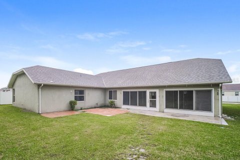 House in Cape Coral, Florida 3 bedrooms, 226.4 sq.m. № 2100296 - photo 16