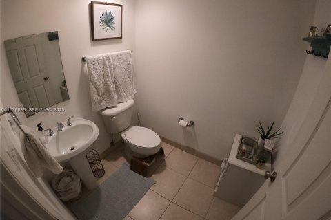Condo in Miami, Florida, 2 bedrooms  № 1994932 - photo 16