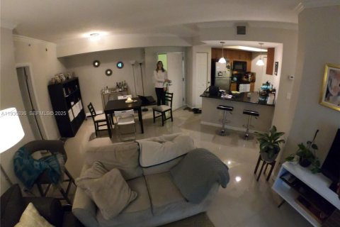 Condo in Miami, Florida, 2 bedrooms  № 1994932 - photo 11