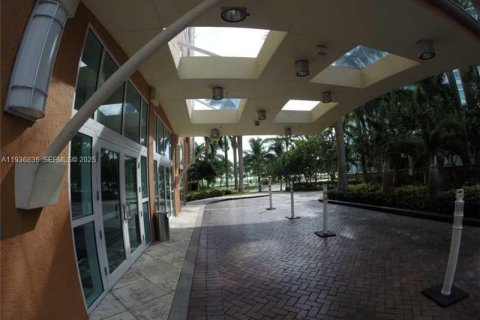 Condo in Miami, Florida, 2 bedrooms  № 1994932 - photo 3