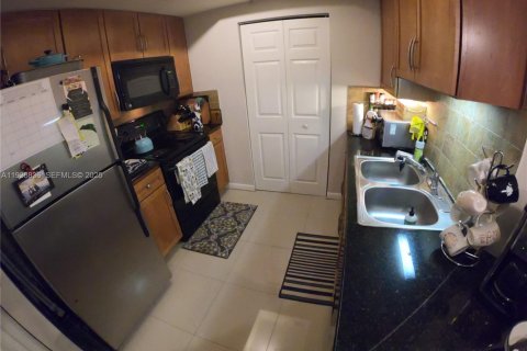 Condo in Miami, Florida, 2 bedrooms  № 1994932 - photo 8