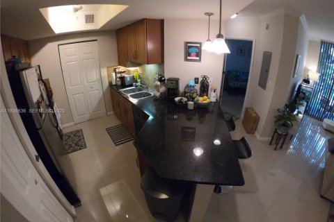 Condo in Miami, Florida, 2 bedrooms  № 1994932 - photo 6