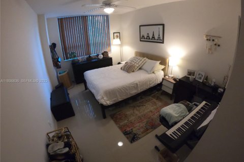 Condo in Miami, Florida, 2 bedrooms  № 1994932 - photo 13