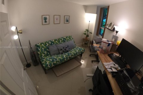 Condo in Miami, Florida, 2 bedrooms  № 1994932 - photo 15