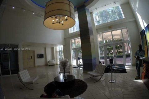 Condo in Miami, Florida, 2 bedrooms  № 1994932 - photo 5