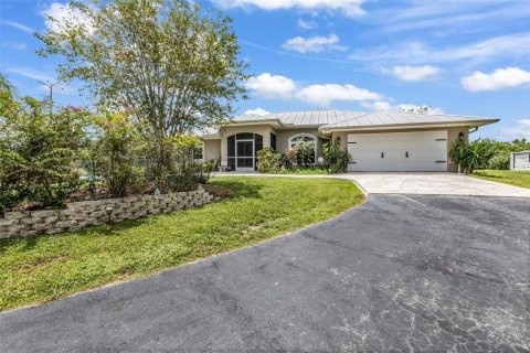 House in Punta Gorda, Florida 3 bedrooms, 195.65 sq.m. № 2291076 - photo 7