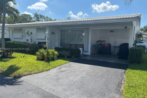 Condo in Hollywood, Florida, 2 bedrooms № 1959948 - photo 1