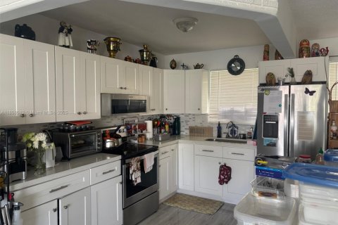 Condo in Hollywood, Florida, 2 bedrooms № 1959948 - photo 3