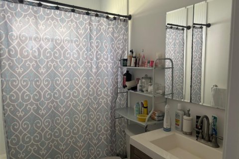 Condo in Hollywood, Florida, 2 bedrooms № 1959948 - photo 5