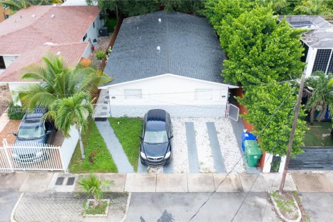 Immobilier commercial à Miami, Floride 140.47 m2 № 2001283