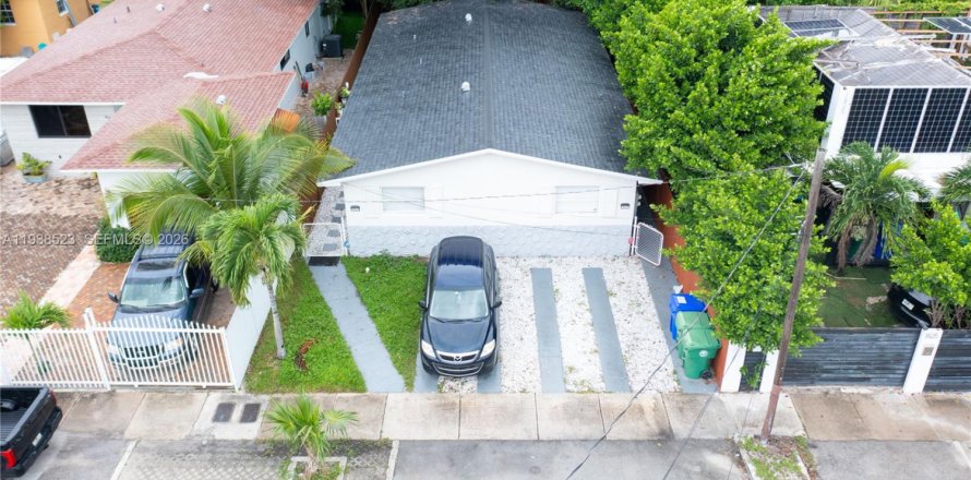 Immobilier commercial à Miami, Floride 140.47 m2 № 2001283