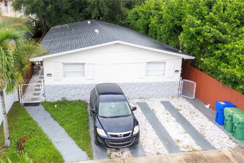 Immobilier commercial à vendre à Miami, Floride: 140.47 m2 № 2001283 - photo 2