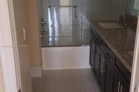 Condo in Royal Palm Beach, Florida, 3 bedrooms  № 1709942 - photo 2