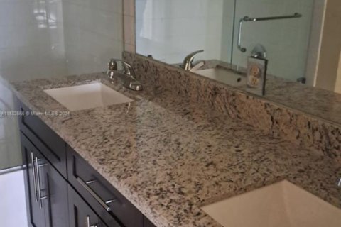 Condo in Royal Palm Beach, Florida, 3 bedrooms  № 1709942 - photo 1